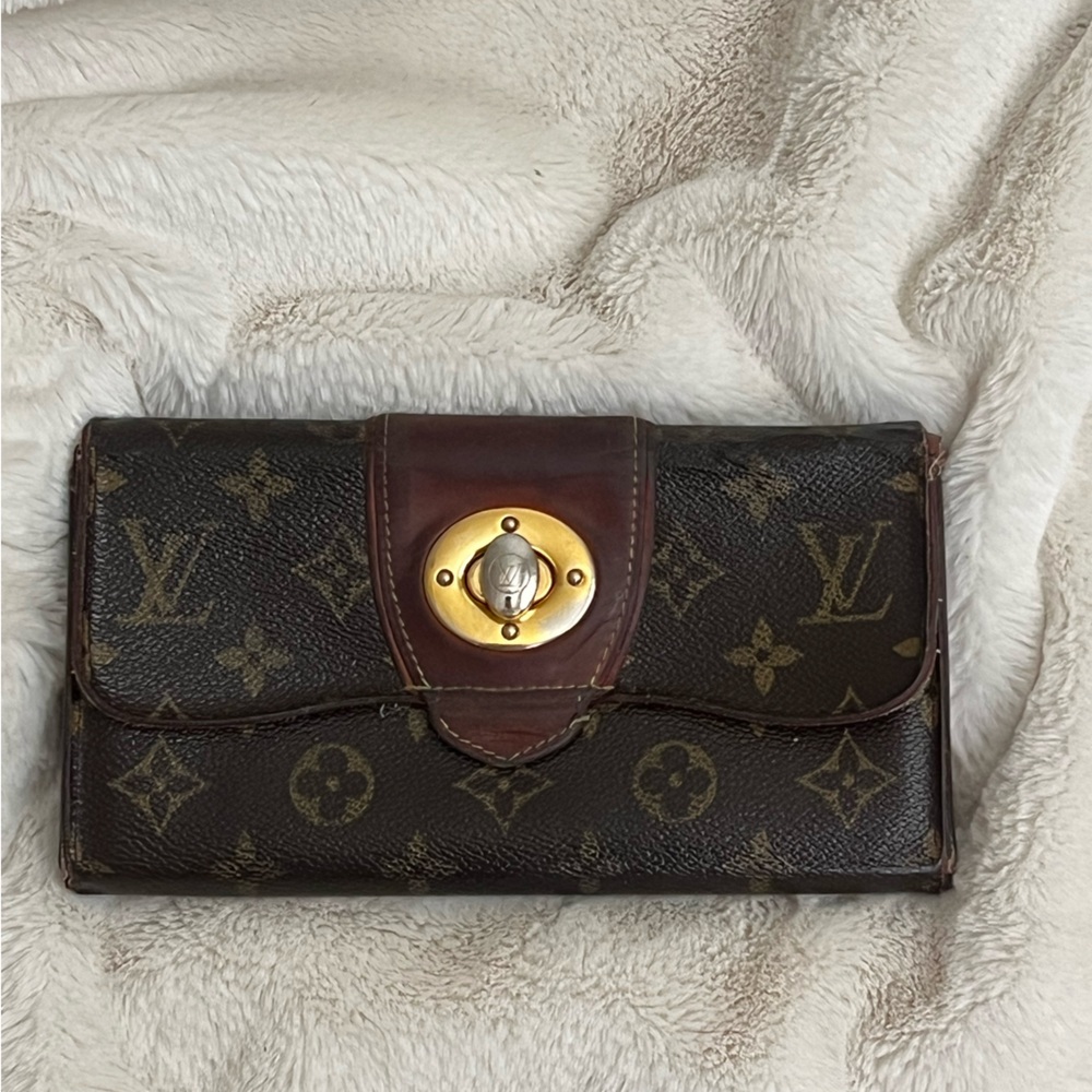 Louis Vuitton - Picture 9 of 14